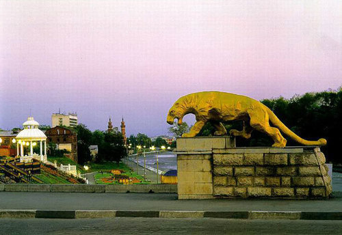 Северная Осетия, Владикавказ, вид на набережную р. Терек с чугунного моста. Фото с сайта http://gallery.darial-online.ru Северная Осетия, Владикавказ, вид на набережную р. Терек с чугунного моста. Фото с сайта http://gallery.darial-online.ru