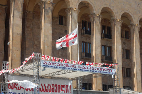Тбилиси, вход в парламент Грузии, май 2009 года. Фото "Кавказского Узла" Тбилиси, вход в парламент Грузии, май 2009 года. Фото "Кавказского Узла"