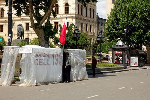 Тбилиси, "город камер" у входа в парламент Грузии, май 2009 года. Фото "Кавказского Узла" Тбилиси, "город камер" у входа в парламент Грузии, май 2009 года. Фото "Кавказского Узла"