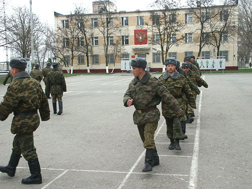 Чечня, станица Калиновская, центр дополнительной подготовки военнослужащих-контрактников, пребывающих на службу в Чечню их различных регионов России. Фото с сайта www.chechnyafree.ru Чечня, станица Калиновская, центр дополнительной подготовки военнослужащих-контрактников, пребывающих на службу в Чечню их различных регионов России. Фото с сайта www.chechnyafree.ru