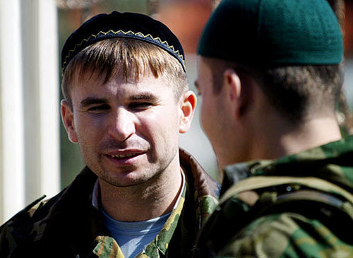 Иса Ямадаев на похоронах брата Руслана. Фото с сайта http://life.ru Иса Ямадаев на похоронах брата Руслана. Фото с сайта http://life.ru