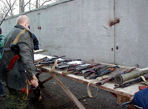 Чеченские боевики добровольно сдают оружие. Фото с сайта www.chechnyafree.ru Чеченские боевики добровольно сдают оружие. Фото с сайта www.chechnyafree.ru