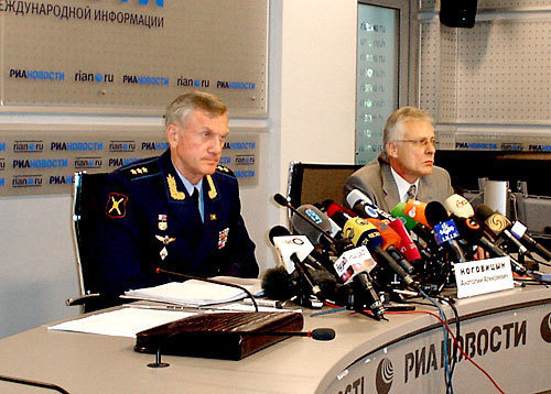 Заместитель начальника Генерального штаба Вооруженных сил РФ, генерал-полковник Анатолий Ноговицын (слева), 5 августа 2009 года. Фото "Кавказского Узла" Заместитель начальника Генерального штаба Вооруженных сил РФ, генерал-полковник Анатолий Ноговицын (слева), 5 августа 2009 года. Фото "Кавказского Узла"