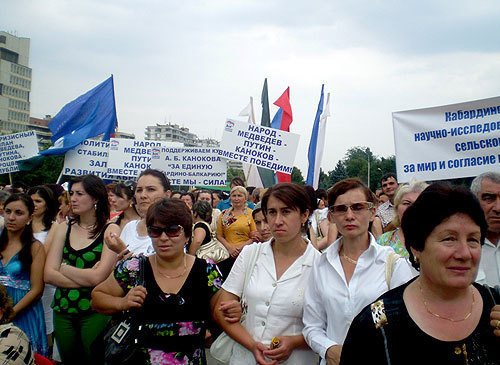 Нальчик, общереспубликанский митинг общественности под лозунгом "За мир, за согласие, за единство", 6 августа 2009 года. Фото "Кавказского Узла" Нальчик, общереспубликанский митинг общественности под лозунгом "За мир, за согласие, за единство", 6 августа 2009 года. Фото "Кавказского Узла"