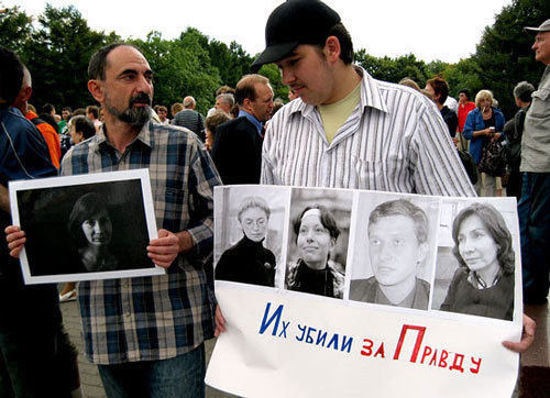 Пикет в память Н.Эстемировой в Новопушкинском сквере в Москве, 23 июля 2009 года. Фото "Кавказского Узла" Пикет в память Н.Эстемировой в Новопушкинском сквере в Москве, 23 июля 2009 года. Фото "Кавказского Узла"
