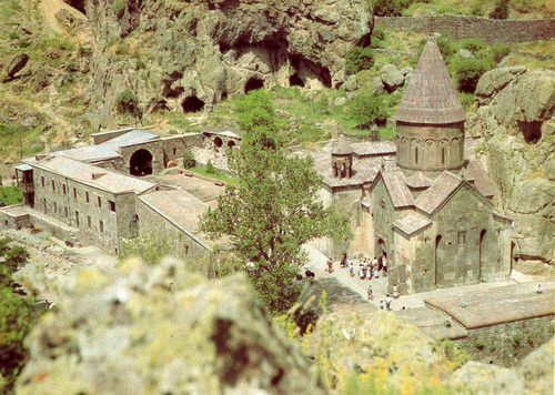 Монастырь Гегард. Армения. Источник: www.avanttour.am Монастырь Гегард. Армения. Источник: www.avanttour.am