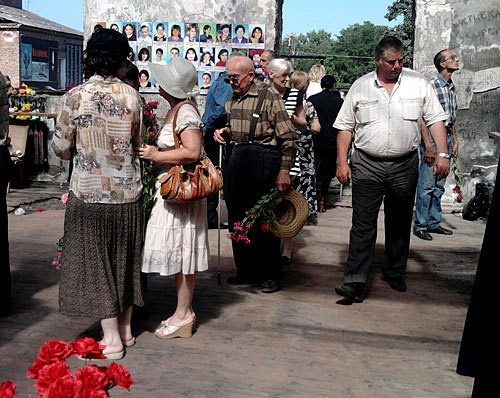 Жители Северной Осетии у школы №1 в Беслане, 1 сентября 2009 года. Фото "Кавказского Узла" Жители Северной Осетии у школы №1 в Беслане, 1 сентября 2009 года. Фото "Кавказского Узла"