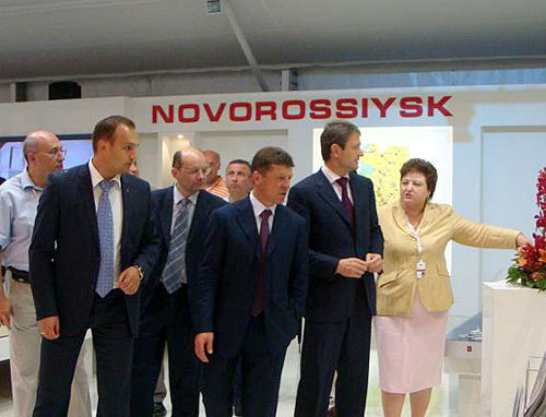 Глава города-курорта Анапа Татьяна Евсикова знакомит губернатора Краснодарского края Александра Ткачева и зампреда правительства РФ Дмитрия Козака с проектами, представленными на форуме Анапой. Сочи, 17 сентября 2009 года. Фото "Кавказского Узла" Глава города-курорта Анапа Татьяна Евсикова знакомит губернатора Краснодарского края Александра Ткачева и зампреда правительства РФ Дмитрия Козака с проектами, представленными на форуме Анапой. Сочи, 17 сентября 2009 года. Фото "Кавказского Узла"