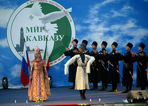 Чечня, Грозный, 10-й Межрегиональный фестиваль искусств Южного федерального округа «Мир Кавказу», 2007 год. Фото с сайта www.chechnyafree.ru Чечня, Грозный, 10-й Межрегиональный фестиваль искусств Южного федерального округа «Мир Кавказу», 2007 год. Фото с сайта www.chechnyafree.ru