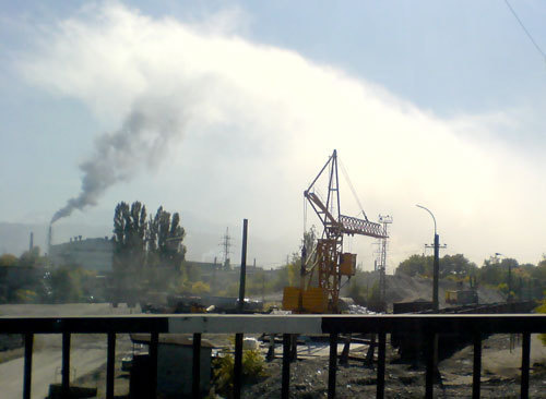 Владикавказ, 5 октября 2009 года, выброс завода ОАО "Электроцинк" (слева). Фото "Кавказского Узла" Владикавказ, 5 октября 2009 года, выброс завода ОАО "Электроцинк" (слева). Фото "Кавказского Узла"