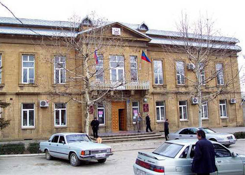 Дагестан, здание администрации города Дербента. Фото с сайта www.derbent.ru Дагестан, здание администрации города Дербента. Фото с сайта www.derbent.ru