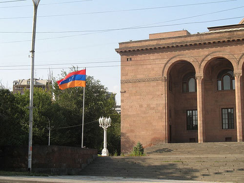 Армения, Ереван. Флаг Армении у Академии наук. Фото с сайта www.flickr.com/photos/56272867@N00 Армения, Ереван. Флаг Армении у Академии наук. Фото с сайта www.flickr.com/photos/56272867@N00