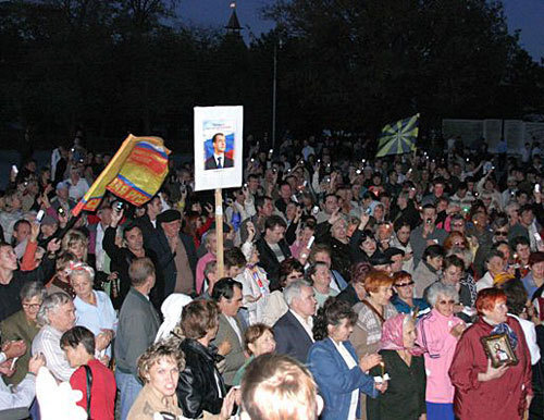 Массовое народное шествие к Астраханскому Кремлю, 18 октября 2009. Фото с сайта www.ikd.ru Массовое народное шествие к Астраханскому Кремлю, 18 октября 2009. Фото с сайта www.ikd.ru