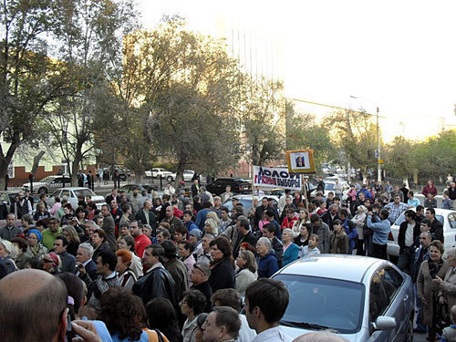 Астрахань, митинг у здания, где располагается штаб Олега Шеина, 12 октября 2009 года. Фото с сайта www.ikd.ru Астрахань, митинг у здания, где располагается штаб Олега Шеина, 12 октября 2009 года. Фото с сайта www.ikd.ru