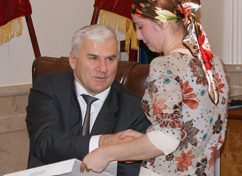Мэр Махачкалы Саид Амиров вручает сиротам документы на новые квартиры. Фото "Кавказского Узла" Мэр Махачкалы Саид Амиров вручает сиротам документы на новые квартиры. Фото "Кавказского Узла"