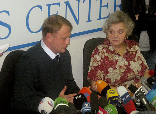 Встреча Алексея Дымовского, старшего оперуполномоченного оперативно розыскной части по линии уголовного розыска УВД по городу Новороссийску, с журналистами. Пресс-конференция в Москве, Независимый пресс-центр, 10 ноября 2009 года. Фото "Кавказского Узла" Встреча Алексея Дымовского, старшего оперуполномоченного оперативно розыскной части по линии уголовного розыска УВД по городу Новороссийску, с журналистами. Пресс-конференция в Москве, Независимый пресс-центр, 10 ноября 2009 года. Фото "Кавказского Узла"