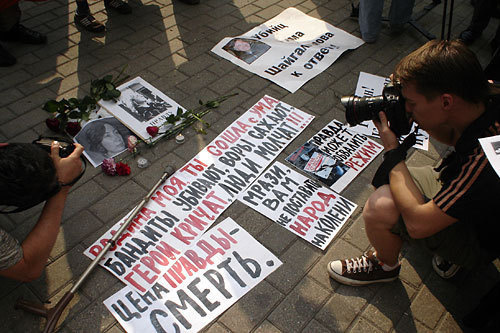 Митинг памяти убитой правозащитницы Натальи Эстемировой в Москве в Новопушкинском сквере, 16 июля 2009 года. Фото "Кавказского Узла"