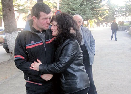 Елоев Владимир с сестрой после освобождения. Фото "Кавказского Узла" Елоев Владимир с сестрой после освобождения. Фото "Кавказского Узла"