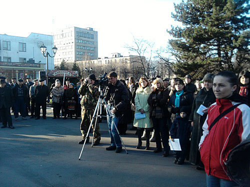 Северная Осетия, Владикавказ, площадь Победы, митинг с требованием закрыть завод "Электроцинк". 5 декабря 2009 года. Фото "Кавказского Узла" Северная Осетия, Владикавказ, площадь Победы, митинг с требованием закрыть завод "Электроцинк". 5 декабря 2009 года. Фото "Кавказского Узла"