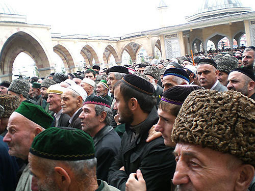 Чечня, Грозный, открытие Исламского центра, осень 2008 года. Фото с сайта www.chechnyafree.ru Чечня, Грозный, открытие Исламского центра, осень 2008 года. Фото с сайта www.chechnyafree.ru