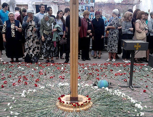 Беслан, 5-я годощина трагедии в школе №1, 3 сентября 2009 года. Фото "Кавказского Узла" Беслан, 5-я годощина трагедии в школе №1, 3 сентября 2009 года. Фото "Кавказского Узла"