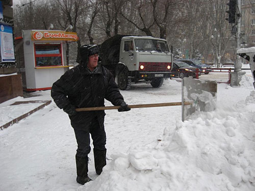 Все бригады дворников выведены на улицы Волгограда, 18 декабря 2009 года. Фото "Кавказского Узла" Все бригады дворников выведены на улицы Волгограда, 18 декабря 2009 года. Фото "Кавказского Узла"