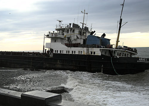 Корабль "Арас-1", порт Сочи. 20 декабря 2009 года. Фото "Кавказского Узла" Корабль "Арас-1", порт Сочи. 20 декабря 2009 года. Фото "Кавказского Узла"