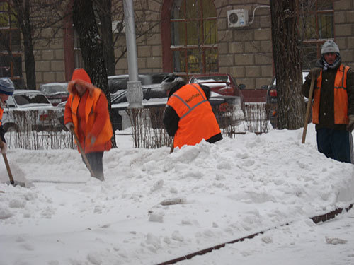 Работу дворникам осложняет дождь. Волгоград, 21 декабря 2009 года. Фото "Кавказского Узла" Работу дворникам осложняет дождь. Волгоград, 21 декабря 2009 года. Фото "Кавказского Узла"