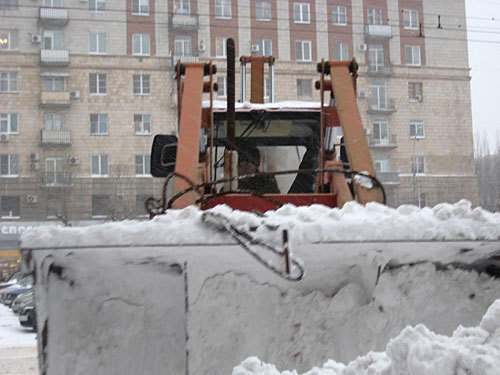 Уборка снега с дорог Волгоградской области, 21 декабря 2009 года. Фото "Кавказского Узла" Уборка снега с дорог Волгоградской области, 21 декабря 2009 года. Фото "Кавказского Узла"