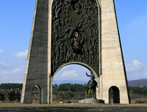 Грузия, Кутаиси, Мемориал cлавы, март 2008 года. Фото с сайта www.panoramio.com/photo/8924404 Грузия, Кутаиси, Мемориал cлавы, март 2008 года. Фото с сайта www.panoramio.com/photo/8924404