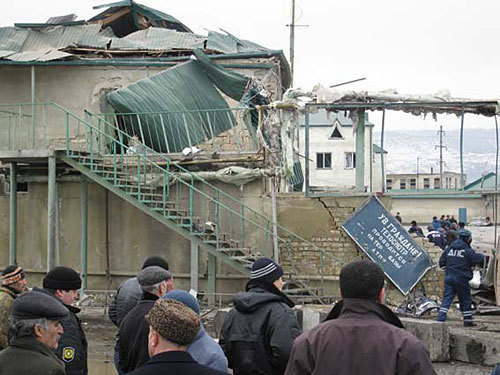 Последствия взрыва на базе ГИБДД в Махачкале 6 января 2010 г. Фото "Кавказского Узла" Последствия взрыва на базе ГИБДД в Махачкале 6 января 2010 г. Фото "Кавказского Узла"