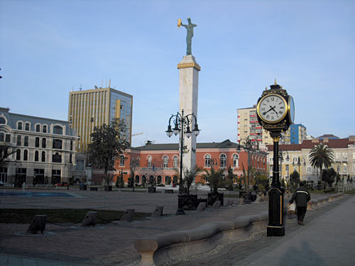 Медея с золотым руном. Батуми, Аджария (Грузия), декабрь 2009 года. Фото "Кавказского Узла" Медея с золотым руном. Батуми, Аджария (Грузия), декабрь 2009 года. Фото "Кавказского Узла"