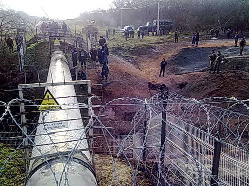 Последствия взрыва на газопроводе "Моздок-Казимагомед" в Дагестане 12 января 2010 г. Фото пресс-службы МЧС Дагестана Последствия взрыва на газопроводе "Моздок-Казимагомед" в Дагестане 12 января 2010 г. Фото пресс-службы МЧС Дагестана