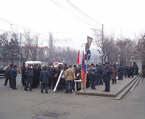 Акция протеста перед зданием КС, организованная АРФД, 12 января 2010 года. Фото "Кавказского Узла" Акция протеста перед зданием КС, организованная АРФД, 12 января 2010 года. Фото "Кавказского Узла"