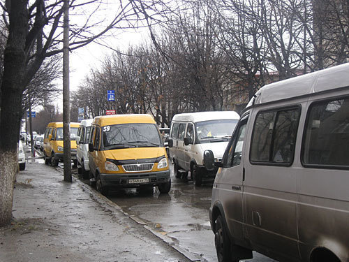 Владикавказ, маршрутные такси на улице Леонова. Фото "Кавказского Узла" Владикавказ, маршрутные такси на улице Леонова. Фото "Кавказского Узла"
