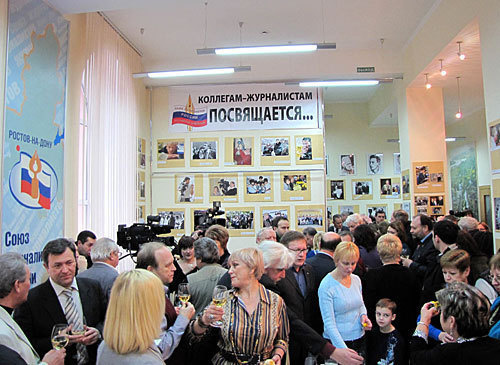 Открытие фотовыставки "Коллегам-журналистам посвящается", Ростов-на-Дону, 13 января 2010 года. Фото "Кавказского Узла"
Открытие фотовыставки "Коллегам-журналистам посвящается", Ростов-на-Дону, 13 января 2010 года. Фото "Кавказского Узла"