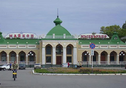 Железнодорожный вокзал в Майкопе, Адыгея. Фото с сайта www.goroda-rossii.com Железнодорожный вокзал в Майкопе, Адыгея. Фото с сайта www.goroda-rossii.com