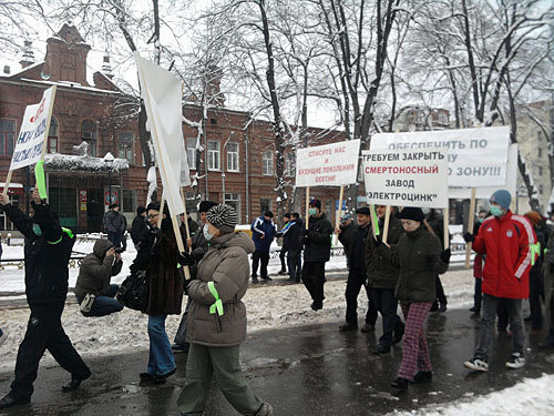 Акция с требованием закрыть завод "Электроцинк". Владикавказ, 23 января 2010 года. Фото "Кавказского Узла" Акция с требованием закрыть завод "Электроцинк". Владикавказ, 23 января 2010 года. Фото "Кавказского Узла"