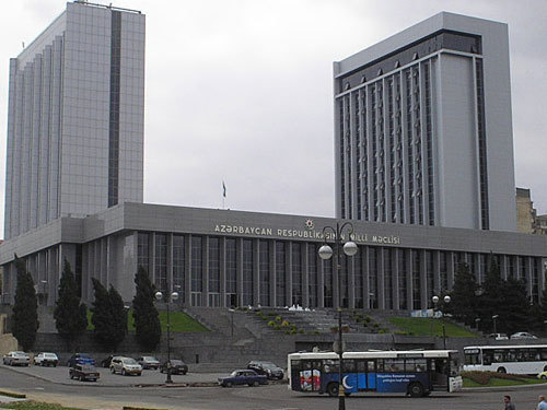 Баку, здание парламента Азербайджана. Фото с сайта http://en.wikipedia.org Баку, здание парламента Азербайджана. Фото с сайта http://en.wikipedia.org