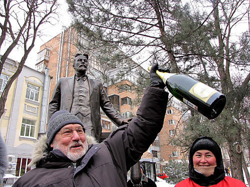 Автор памяника Чехову в Ростове-на-Дону Анатолий Скнарин, 28 января 2010 года. Фото "Кавказского Узла" Автор памяника Чехову в Ростове-на-Дону Анатолий Скнарин, 28 января 2010 года. Фото "Кавказского Узла"