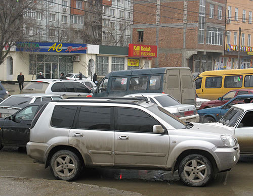 Забастовка водителей маршрутных такси в Махачкале парализовала движение. 1 февраля 2010 года. Фото "Кавказского Узла" Забастовка водителей маршрутных такси в Махачкале парализовала движение. 1 февраля 2010 года. Фото "Кавказского Узла"