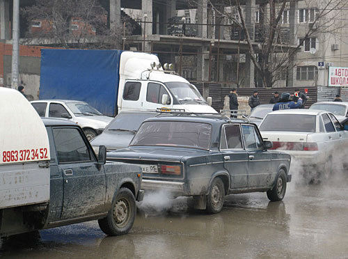 Забастовка водителей маршрутных такси в Махачкале парализовала движение. 1 февраля 2010 года. Фото "Кавказского Узла" Забастовка водителей маршрутных такси в Махачкале парализовала движение. 1 февраля 2010 года. Фото "Кавказского Узла"