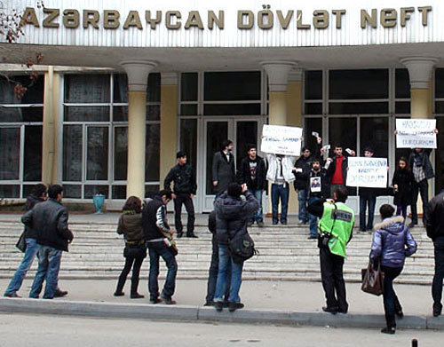 Баку, акция протеста молодежи в защиту прав студента Азербайджанской государственной нефтяной академии (АГНА) Эльмина Бадалова, отчисленного из вуза после публикации в прессе статьи о коррупции в академии. 19 февраля 2010 года. Фото "Кавказского Узла" Баку, акция протеста молодежи в защиту прав студента Азербайджанской государственной нефтяной академии (АГНА) Эльмина Бадалова, отчисленного из вуза после публикации в прессе статьи о коррупции в академии. 19 февраля 2010 года. Фото "Кавказского Узла"