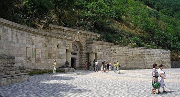 Ставропольский край, Пятигорск. Вход в горное озеро Провал. Фото с сайта http://ru.wikipedia.org