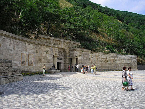 Ставропольский край, Пятигорск. Вход в горное озеро Провал. Фото с сайта http://ru.wikipedia.org Ставропольский край, Пятигорск. Вход в горное озеро Провал. Фото с сайта http://ru.wikipedia.org
