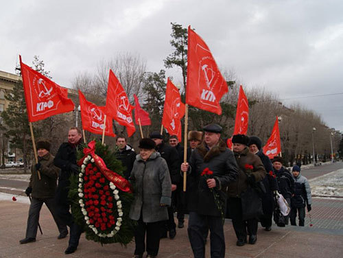 Коммунисты возлагают венок к памятнику защитников отечества после официальной церемонии. Волгоград, 23 февраля 2010 года. Фото "Кавказского Узла" Коммунисты возлагают венок к памятнику защитников отечества после официальной церемонии. Волгоград, 23 февраля 2010 года. Фото "Кавказского Узла"