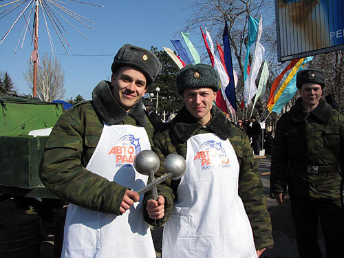 Праздник "Полевая кухня", устроенный "Авторадио-Ростов-на-Дону" и комитетом по молодежной политике администрации Ростовской области. Ростов-на-Дону, площадь Карла Маркса, 23 февраля 2010 года. Фото "Кавказского Узла" Праздник "Полевая кухня", устроенный "Авторадио-Ростов-на-Дону" и комитетом по молодежной политике администрации Ростовской области. Ростов-на-Дону, площадь Карла Маркса, 23 февраля 2010 года. Фото "Кавказского Узла"