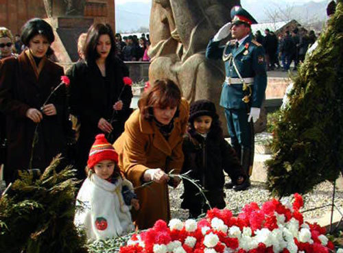 Возложение цветов к памятнику жертвам трагедии на мемориальном комплексе Степанакерта. Нагорный Карабах, 27 февраля 2010 года. Фото "Кавказского Узла" Возложение цветов к памятнику жертвам трагедии на мемориальном комплексе Степанакерта. Нагорный Карабах, 27 февраля 2010 года. Фото "Кавказского Узла"