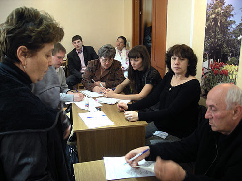 Досрочное голосование на выборах депутатов горсобрания. Процесс голосования в Центральной территориальной избирательной комиссии г.Сочи. 26 февраля 2010 года. Фото "Кавказского Узла" Досрочное голосование на выборах депутатов горсобрания. Процесс голосования в Центральной территориальной избирательной комиссии г.Сочи. 26 февраля 2010 года. Фото "Кавказского Узла"