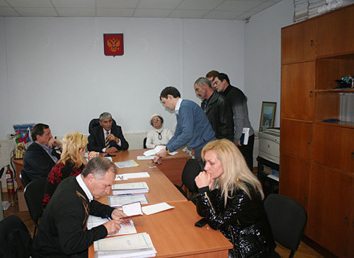 В зале для голосования территориальной избирательной комиссии Хостинского района, 27 февраля 2010 года. Фото "Кавказского Узла" В зале для голосования территориальной избирательной комиссии Хостинского района, 27 февраля 2010 года. Фото "Кавказского Узла"